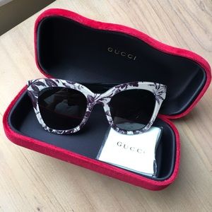 Gucci floral print sunnies w/case + cloth